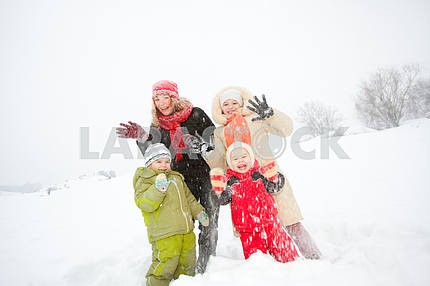 Портрет счастливой матери и детей вместе в снегу на холодный