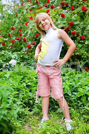 Маленькая девочка в саду