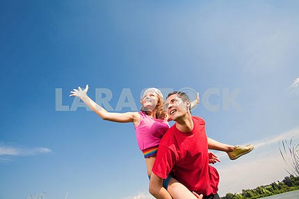 Молодые любви пара, улыбаясь в голубое небо