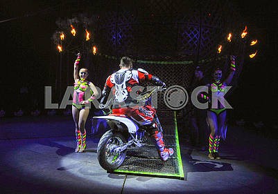 Цирковой мотоциклист и жонглеры																			