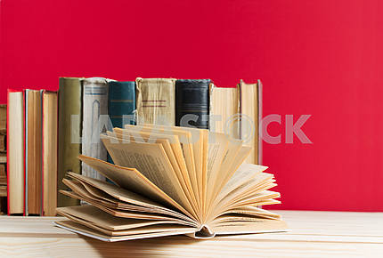 Стек книг в твердом переплете на синей ткани. Обратно в школу. Копирование пространства