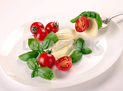 Моцарелла с помидорами и базиликом на вилке