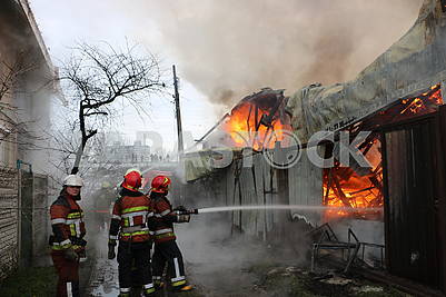 Пожарные тушат дом										