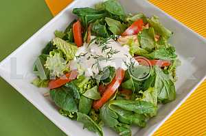 Свежий овощной салат со сметаной