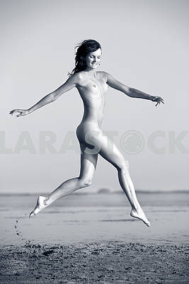 Женщина с прекрасным прыжком в тело
