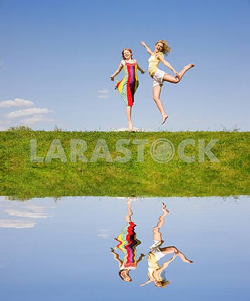 Два счастливых девочки прыгают