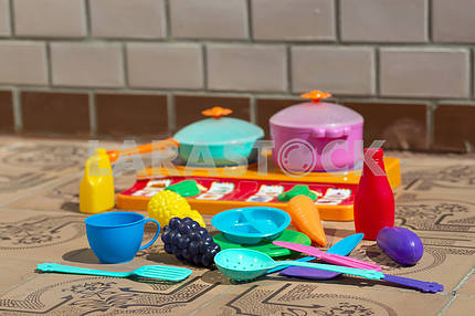 Изображение детской посуды крупным планом. Копирование пространства