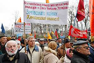 Акция протеста чернобыльцев у Кабмина в Киеве