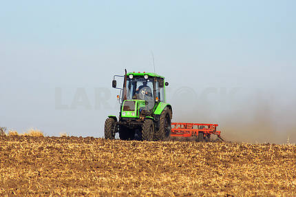 Зеленый трактор, обработка почвы