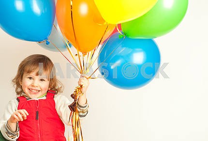 Маленькая девочка в красном с воздушными шарами