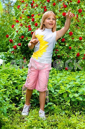 Маленькая девочка в саду Удивлены Something
