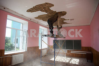 Ремонт потолка в школе Павловки																			