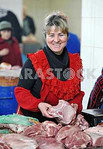 Женщина торгует мясом на рынке 6 апреля 2012 года