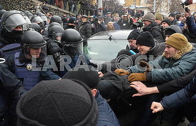 Столкновения между протестующими и полицией