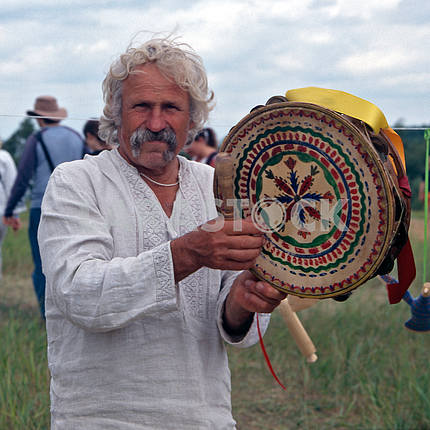 Музыкант с бубном. Украина