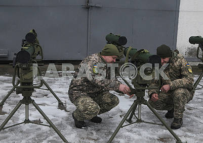 Военнослужащие у противотанкового комплекса «Корсар»