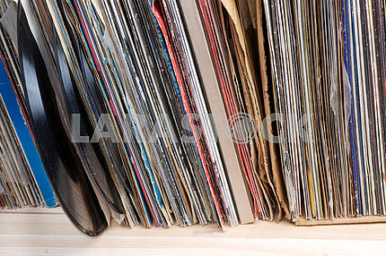 Ретро стиле изображение коллекции старых виниловых пластинок lp с рукавами на деревянном фоне. Копирование пространства