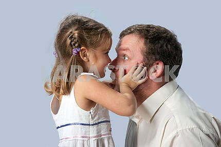 Маленькая девочка со своим отцом балуется