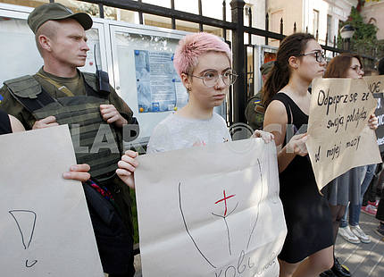 Активисты держат в руках плакаты