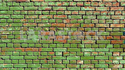 Старая стена из красного кирпича окрашенного в зеленый цвет.