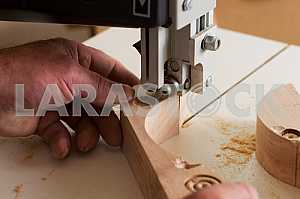 Столярные инструменты на деревянном столе с опилками. Циркулярная пила. Вид сверху рабочего места плотника