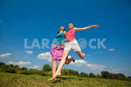 Счастливые люди прыгает в поле
