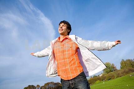 Счастливый молодой человек - наслаждайтесь мух в небе
