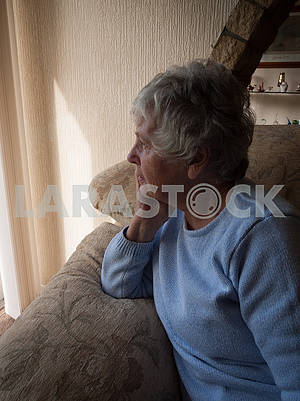 Одинокая старшая женщина