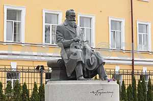 Памятник Михаилу Грушевскому в Киеве