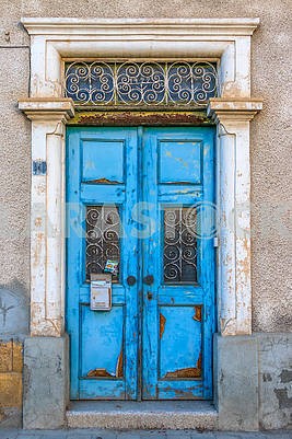 Деревянные двери в Никосии										