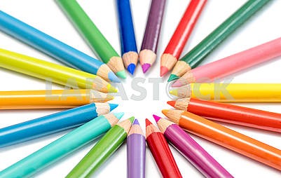 Цветные карандаши в договоренности на белом фоне