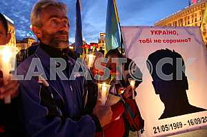 Люди держат свечи