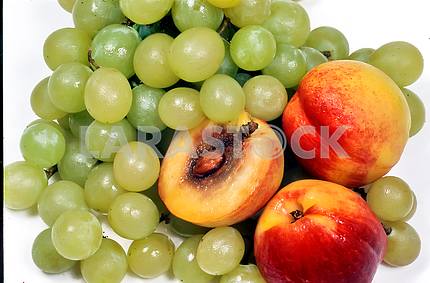 Виноград и персики