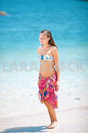 Красивая молодая девушка на пляже