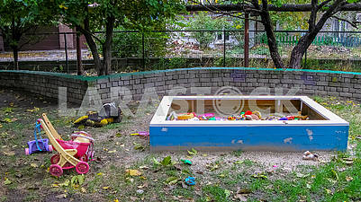 Заброшенные игрушки на детской площадке.
