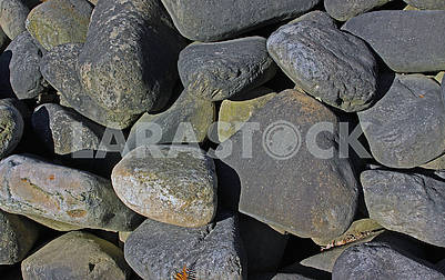 Великі овальні камені