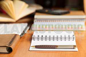 Стек книг в твердом переплете на деревянном столе. Обратно в школу. Копирование пространства. Вид сверху