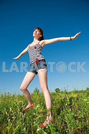 Счастливый молодая женщина прыгает в поле