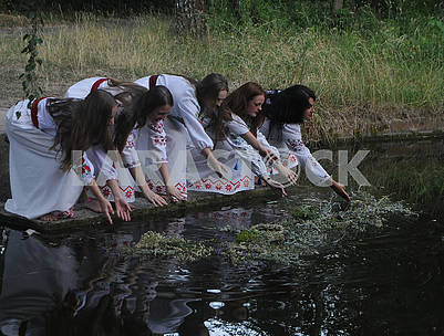 Девушки пускают венки на воду