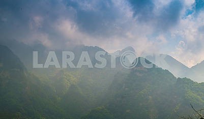Туманное утро в горах Китая