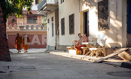 Улица буддийских монахов