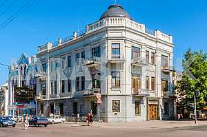 Черкассы.Музей одной книги - "Кобзаря" Тараса Шевченко был открыт в мае 1989 года в мемориальном здании, которое с 18 по 22 июля 1859 года он жил в семье Цыбульский Т. Г. Шевченко, о чем свидетельствует мемориальная доска										