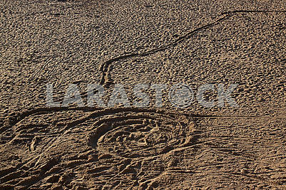 Утром люди затоптали песок на берегу Средиземноморского пляжа