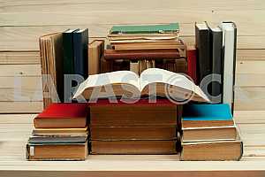 Стек книг в твердом переплете, изолированных на белом фоне. Обратно в школу. Копирование пространства