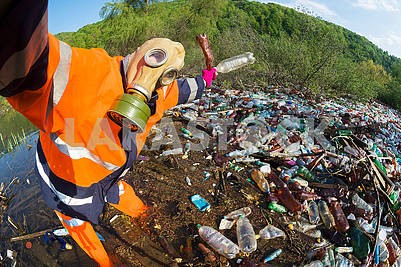 Специальная операция по очистке реки от мусора