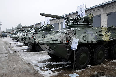 Машина для уборки снега чистит двор Киевского бронетанкового завода