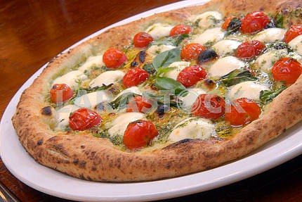 Пицца с помидорами и сыром моцареллой