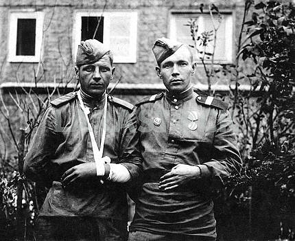 Советские солдаты. Фото на улице