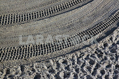 Песок очищенный трактором на средиземноморском пляже