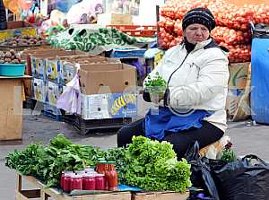 Женщина, торгующая зеленью на рынке &#34;Привоз&#34; 6 апреля 2012 года